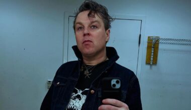 Singer Ryan Adams apologises for rant in new posts