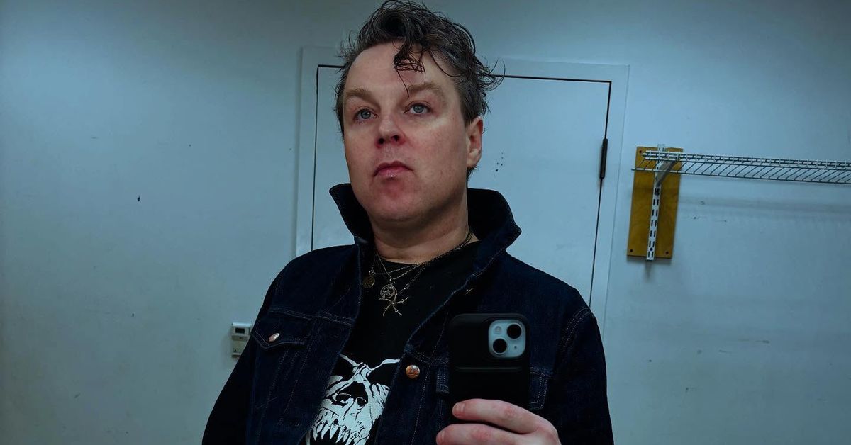 Singer Ryan Adams apologises for rant in new posts