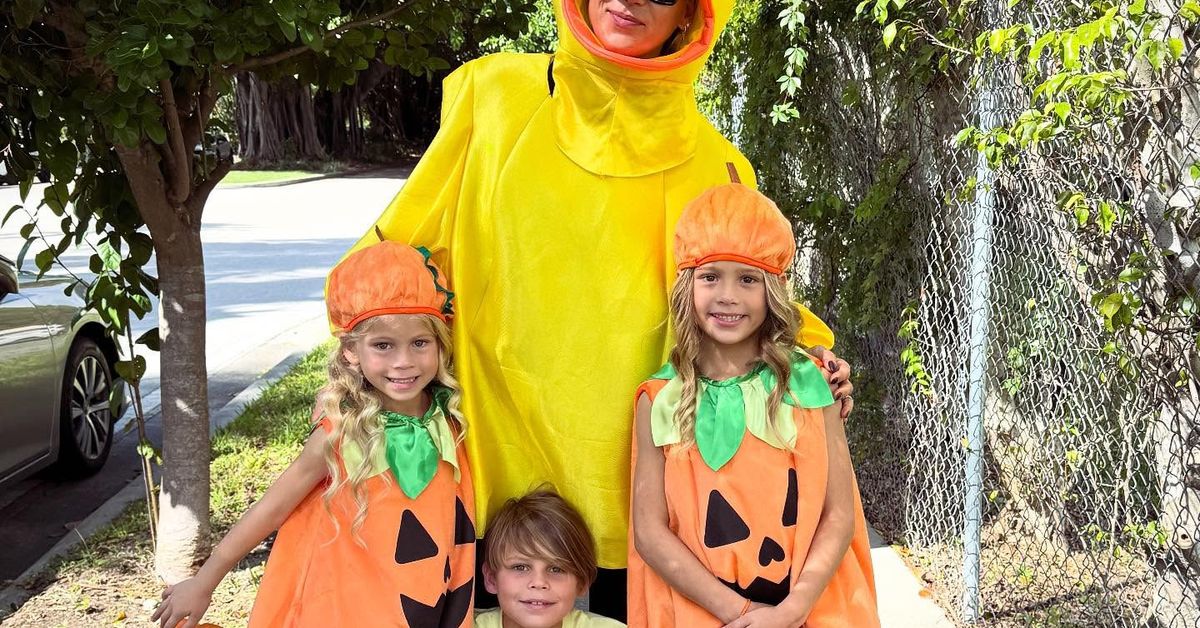 Anna ﻿Kournikova shares rare family photo after news she's expecting fourth child