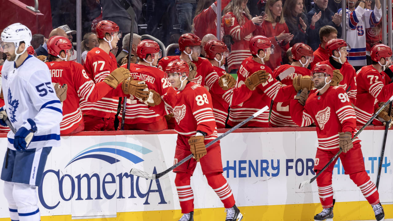 Kane roofs go-ahead goal | NHL.com