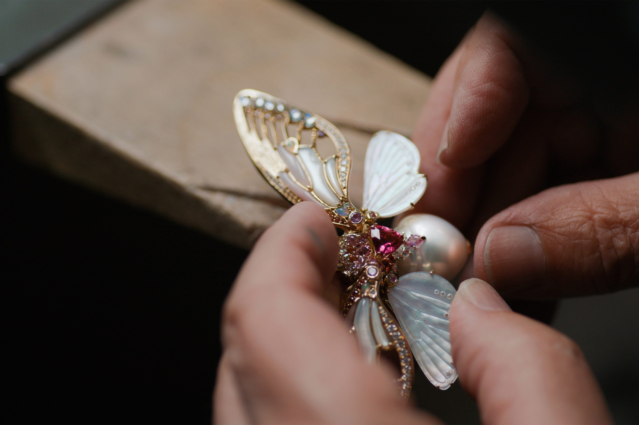 The crafting of the Paspaley Blushing Cicada Collier.
