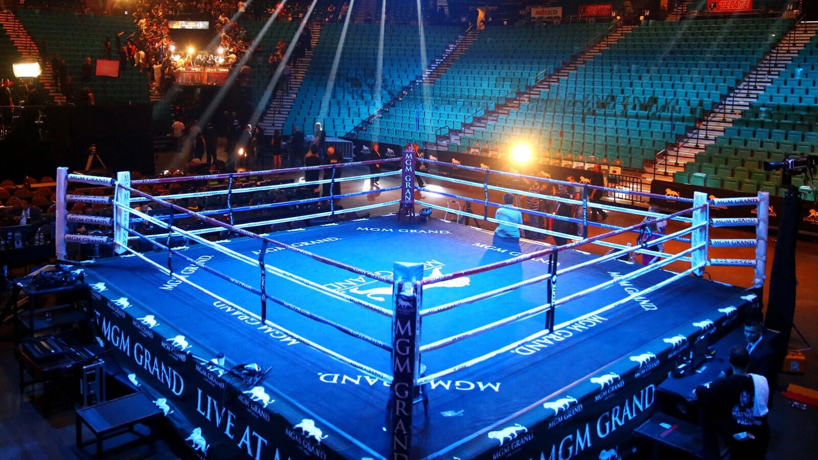 Rising boxing heavyweight star set to land world title fight