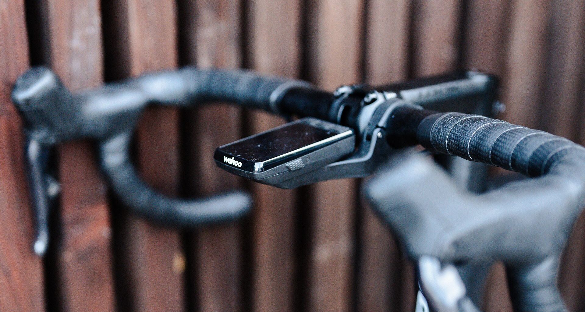 Wahoo Elemnt Roam 3 mounted to handlebars of Look Huez bike