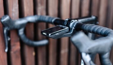 Wahoo Elemnt Roam 3 mounted to handlebars of Look Huez bike