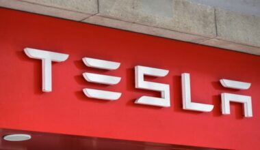 Elon Musk’s AI, Robotaxi Push Fails to Lift Tesla Stock (TSLA), Analysts Stay Cautious