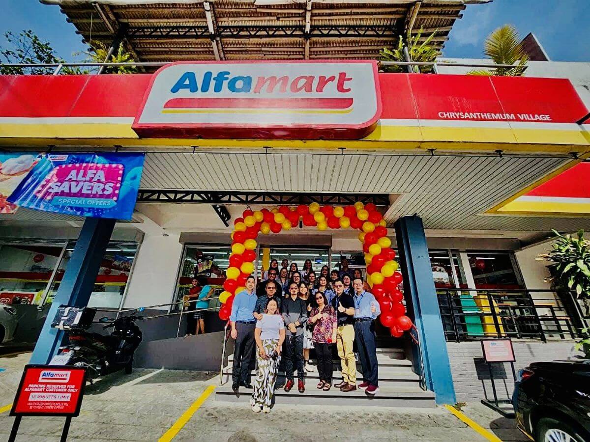 Store opening in Chrysanthemum Village in San Pedro, Laguna with Alfamart COO Harvey T. Ong and Engr. Leovino C. Datario, the first franchisee of Alfamart, and wife Doris Datario | Contributed photo