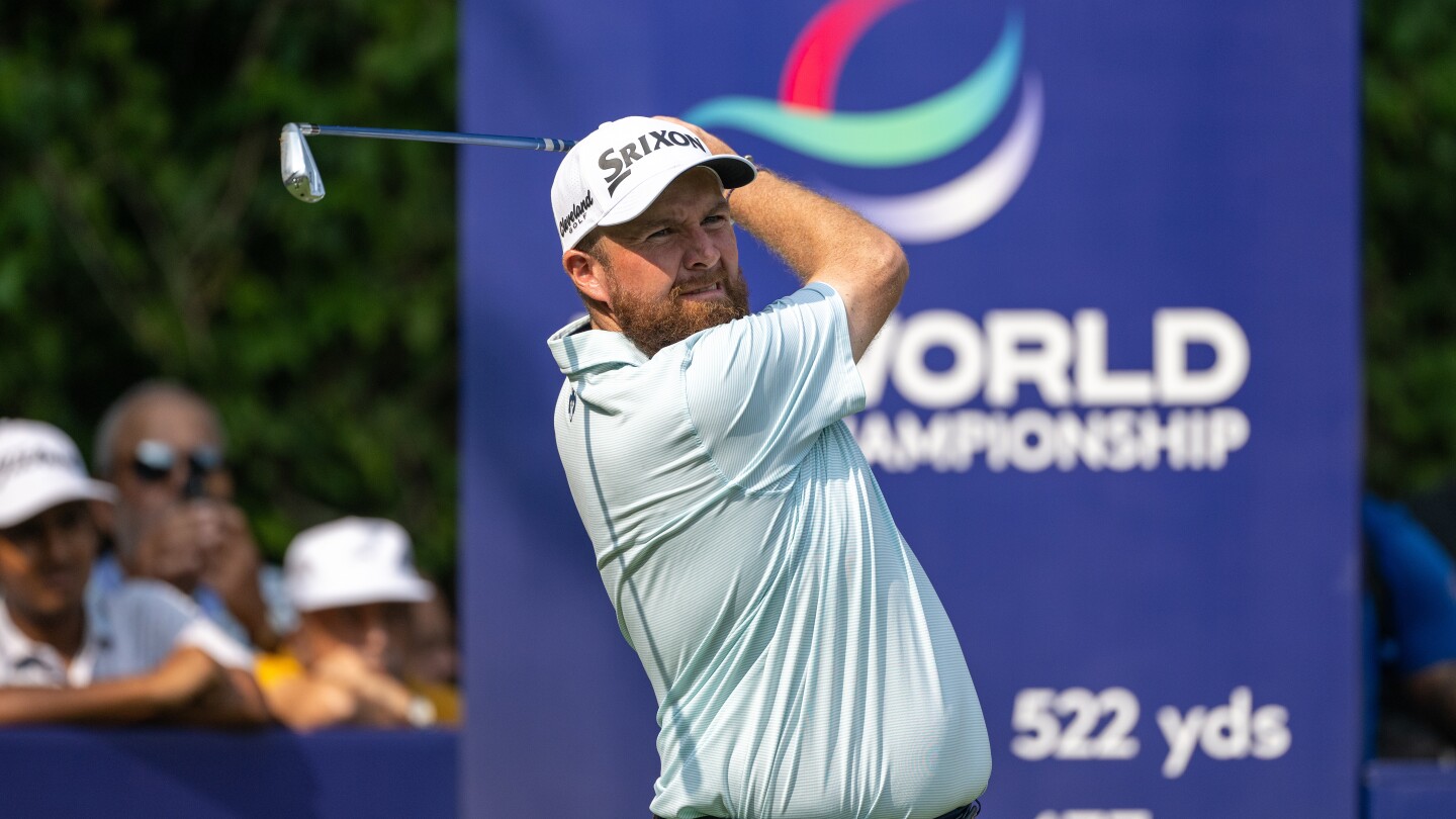 Shane Lowry leads as Rory McIlroy shuns driver at India Championship
