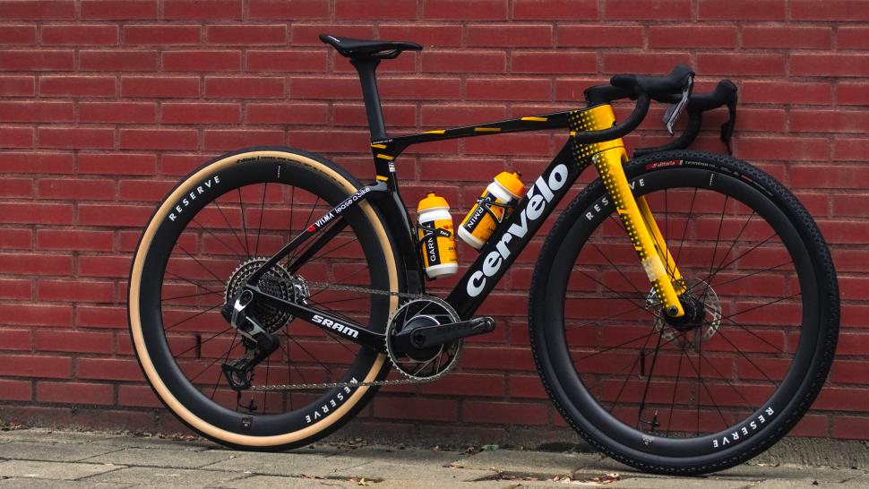 Vos shows the speed of gravel with mullet tyre setup