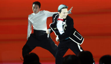 K-pop megastar G-Dragon, right, performs at the APEC summit gala dinner at the Lahan Select hotel in Gyeongju, North Gyeongsang, on Oct. 31. [YONHAP]