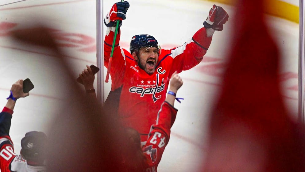 The only player in history to score 900 goals in the NHL: Alexander Ovechkin.