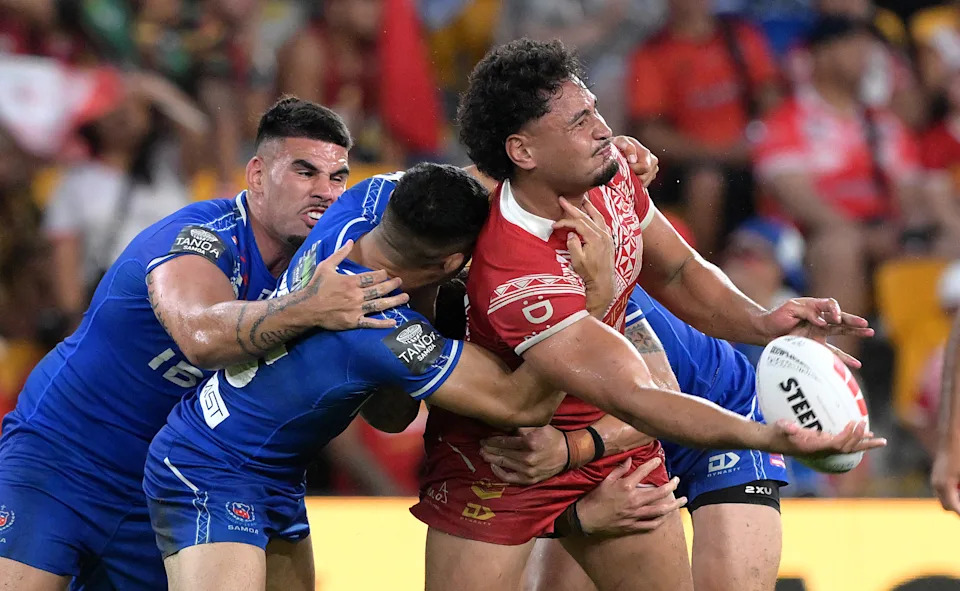 Eliesa Katoa offloads the ball.