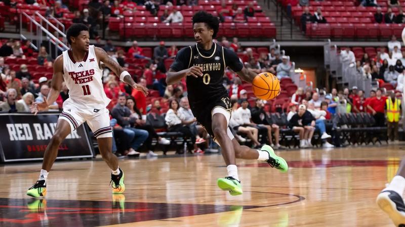 Men's Basketball Falls In Season Opener