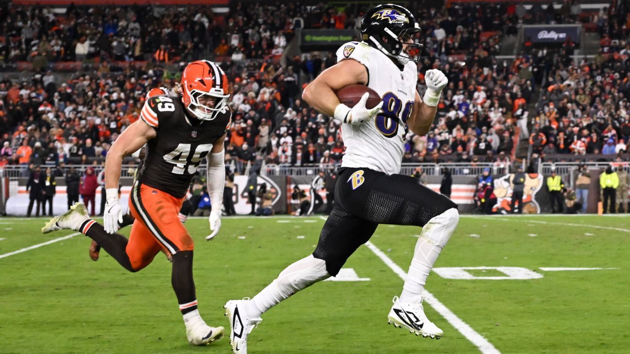 Andrews sets record, then seals Ravens' win with trick-play TD run