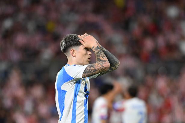 Alejandro Garnacho reacts