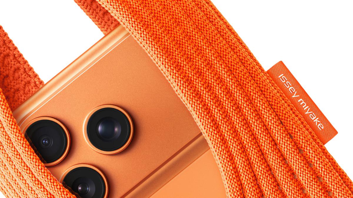 Apple iPhone Pocket: New ‘piece of cloth’ carry case labelled an expensive sock