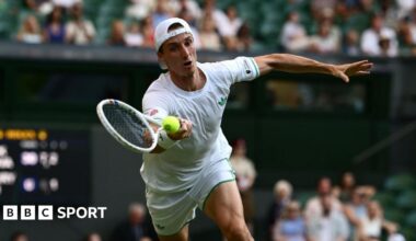 Joe Salisbury plays a forehand at Wimbledon