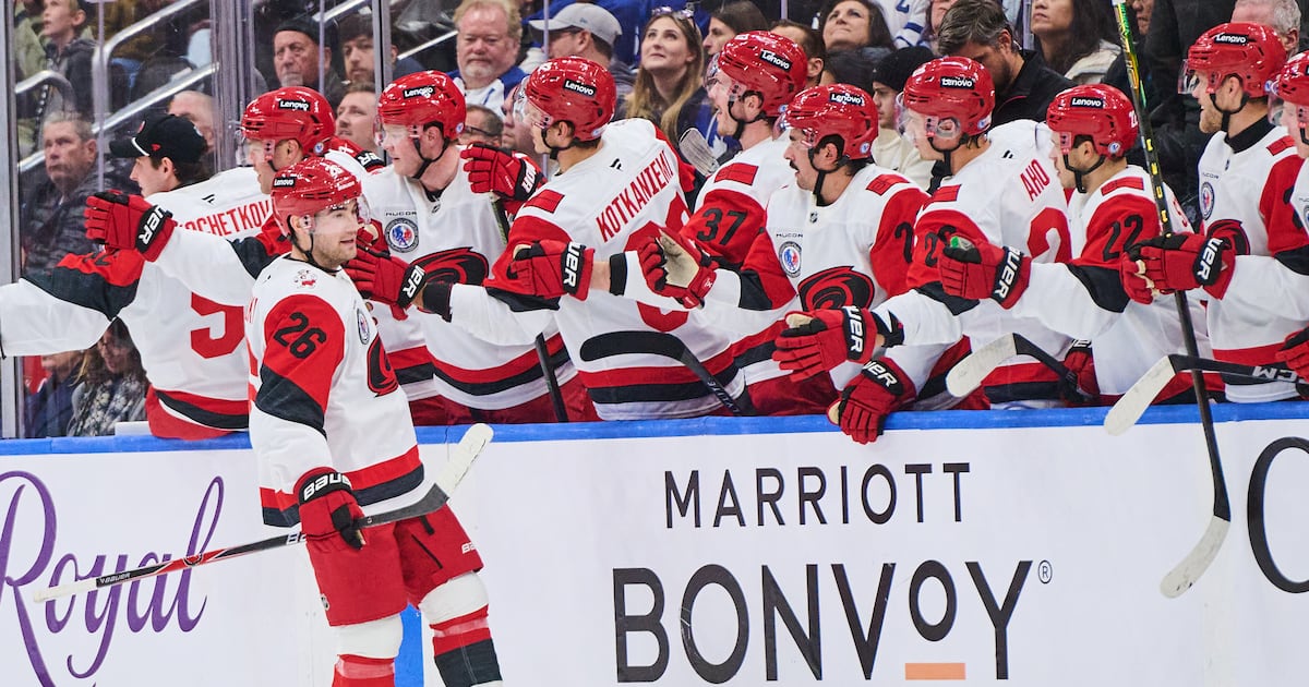 Logan Stankoven scores winner, Carolina Hurricanes battle back to top Toronto Maple Leafs
