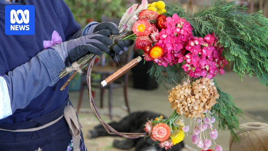 Make a Christmas wreath with flowers from your garden