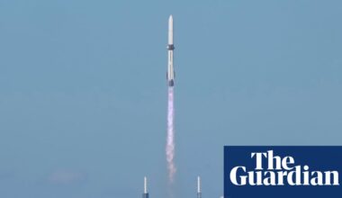 Jeff Bezos’s Blue Origin launches rocket carrying twin Nasa spacecraft to Mars | Blue Origin