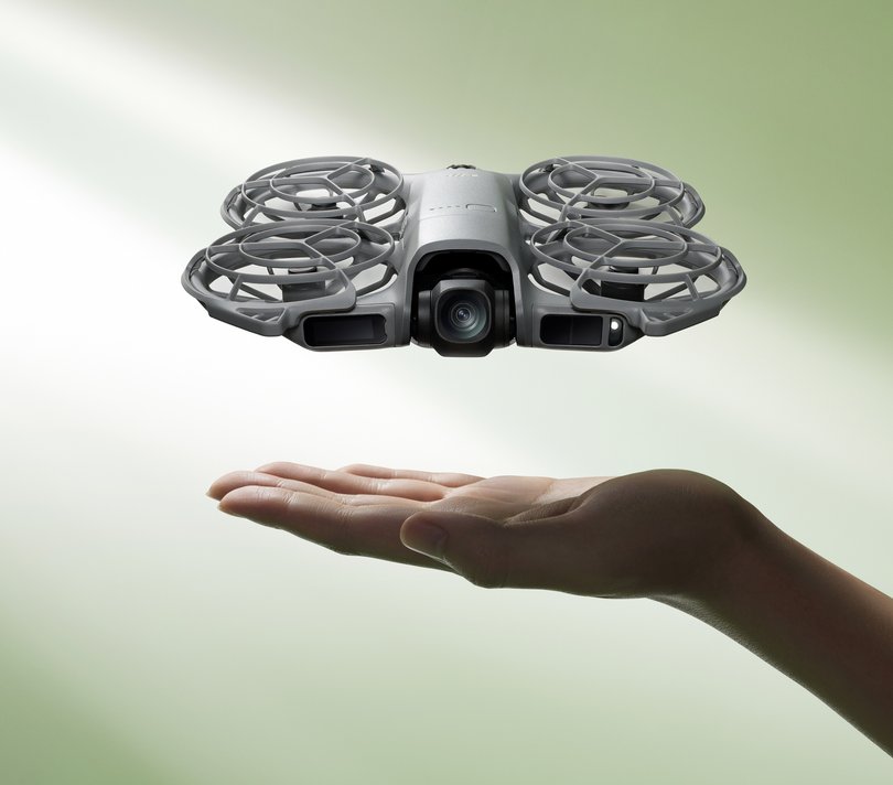 DJI Neo 2 flies from the hand.