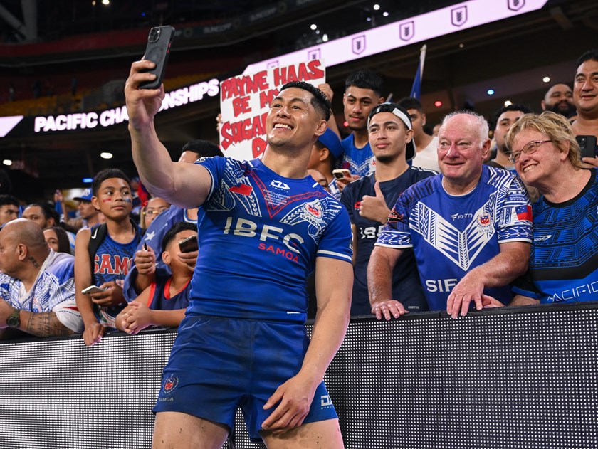 Roger Tuivasa-Sheck with some fans.