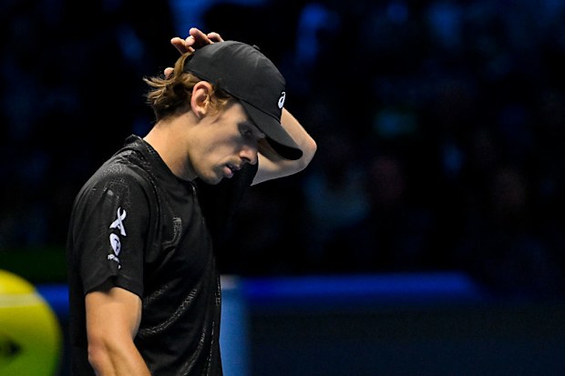 Alex de Minaur reacts against Jannik Sinner during the Nitto ATP Semi Finals 2025.
