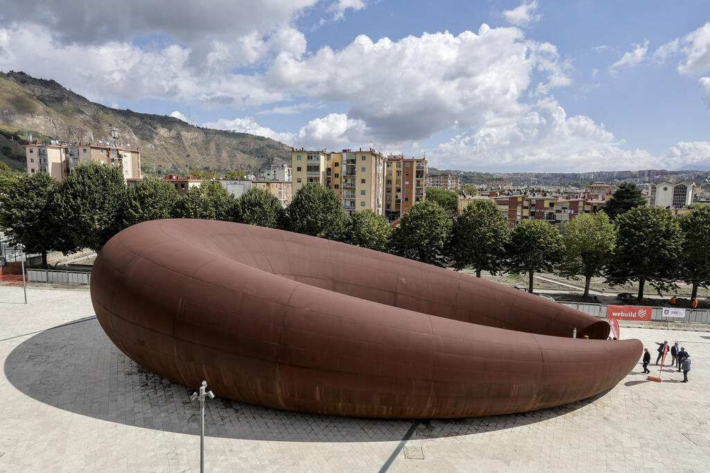 תחנת הרכבת החדשה שתכנן אניש קאפור בנאפולי