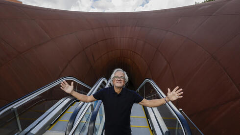 Renowned artist Anish Kapoor designs a metro station that looks like a vagina