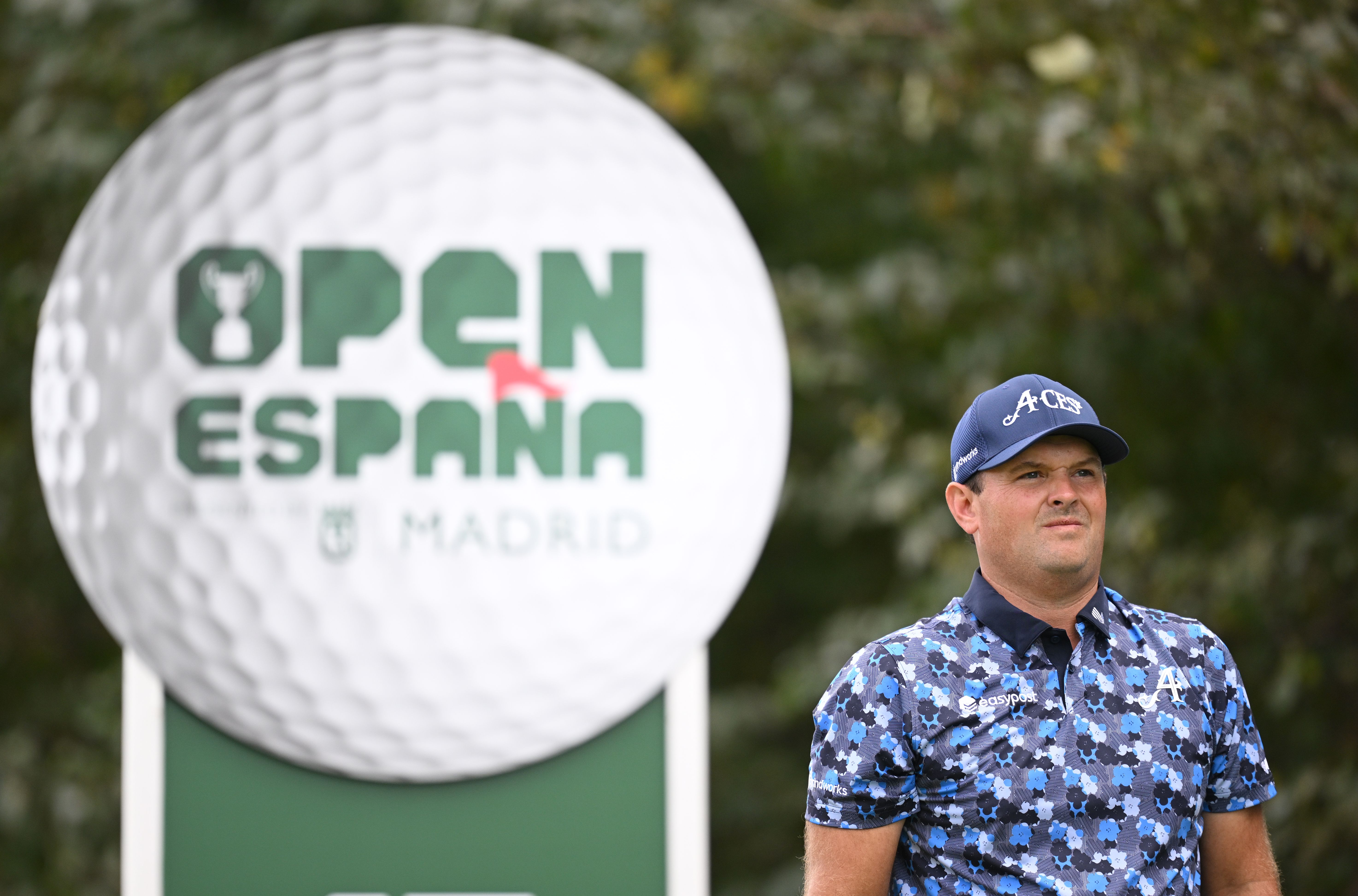 Patrick Reed in front an Open de Espana logo