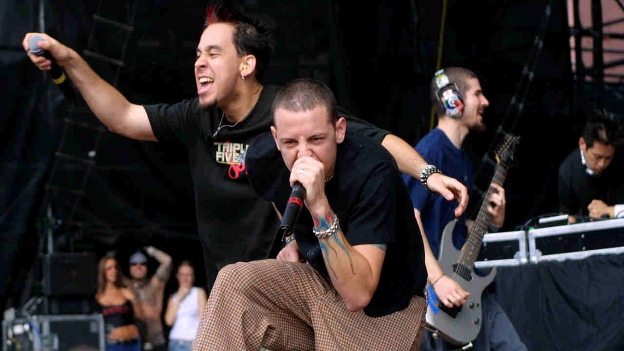 Linkin Park&rsquo;s Mike Shinoda and Chester Bennington onstage in 2001