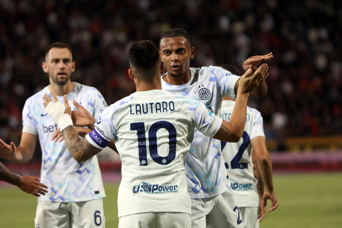 CAGLIARI, ITALY - SEPTEMBER 27: Lautaro Martinez of Inter celebrates scoring the opening goal with a teammate during the Serie A match between Cagliari Calcio and FC Internazionale at Stadio Sant'Elia on September 27, 2025 in Cagliari, Italy. (Photo by Enrico Locci/Getty Images)