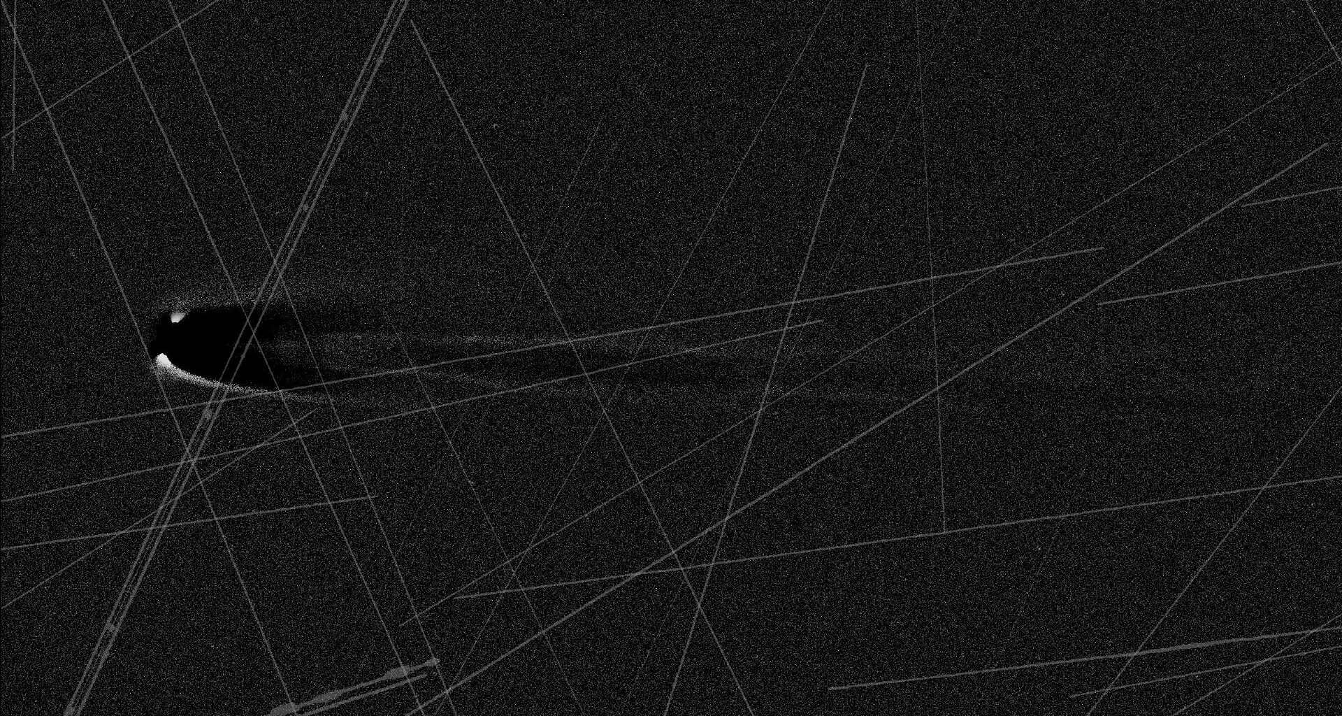 Comet Lemmon photos are plagued by satellite streaks — Here's how amateur astronomers face the problem