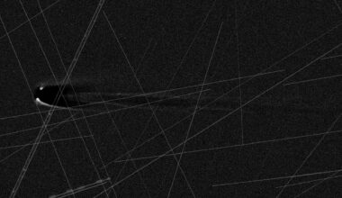 Comet Lemmon photos are plagued by satellite streaks — Here's how amateur astronomers face the problem