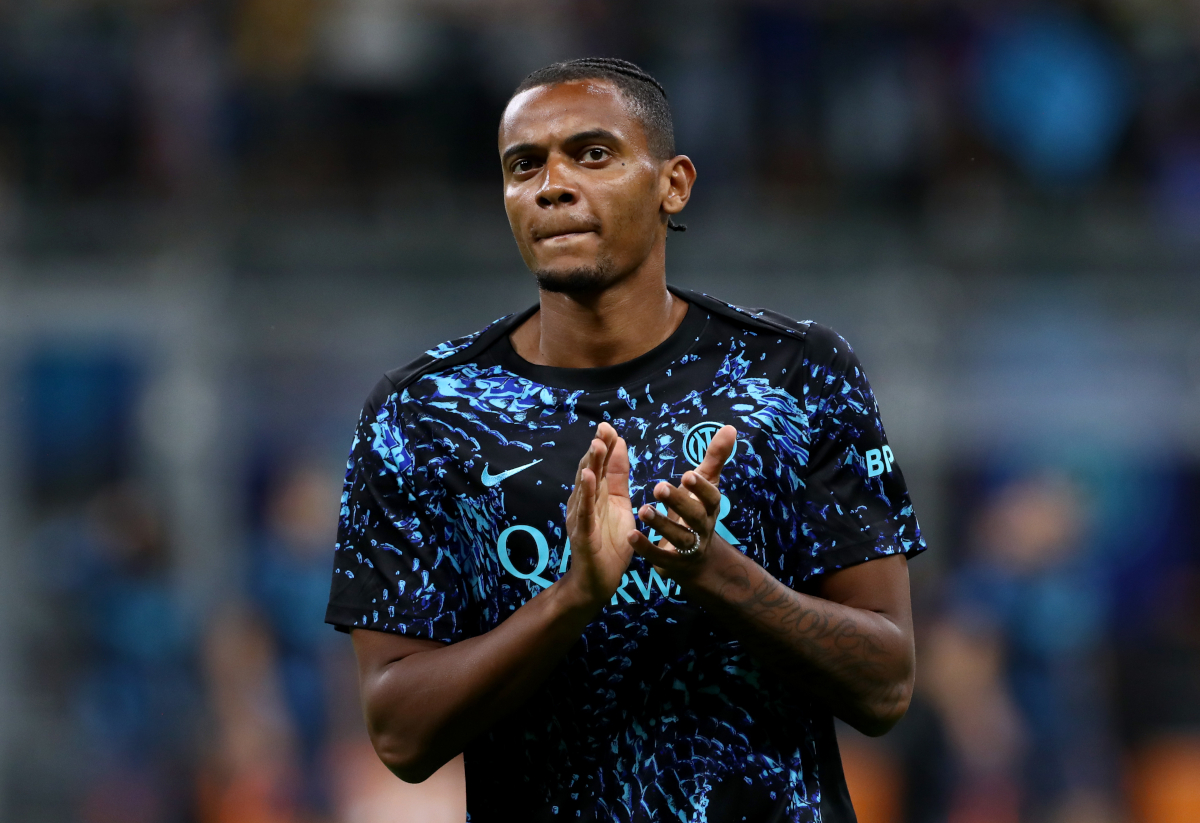 MILAN, ITALY - SEPTEMBER 21: Manuel Akanji of Internazionale looks on as he warms up prior to the Serie A match between FC Internazionale and US Sassuolo Calcio at Giuseppe Meazza Stadium on September 21, 2025 in Milan, Italy. (Photo by Marco Luzzani/Getty Images)