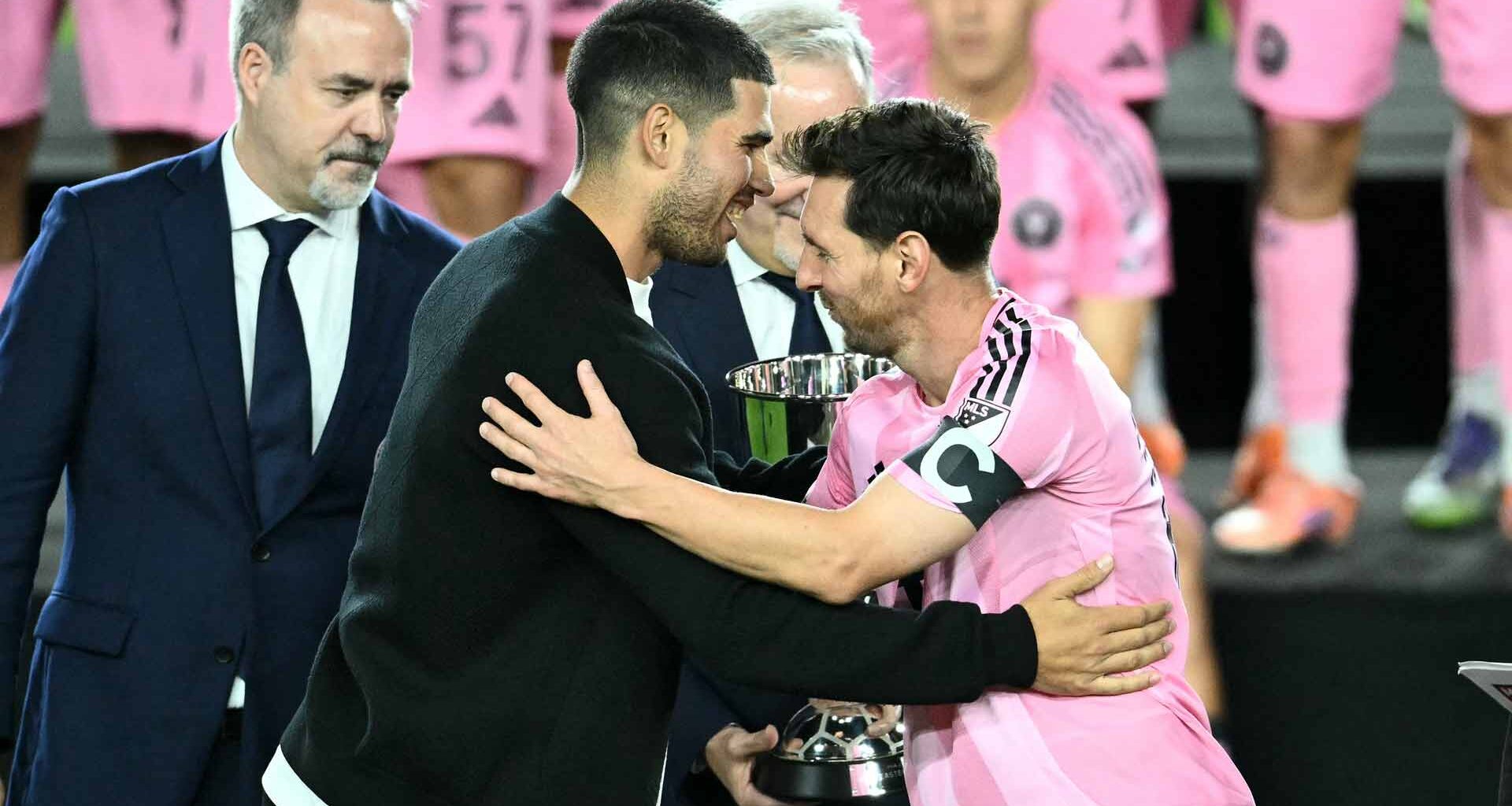 Carlos Alcaraz congratulates Lionel Messi on Inter Miami's victory Saturday evening in Florida.