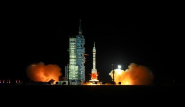 The Shenzhou-21 crewed spaceship, atop a Long March-2F carrier rocket, blasts off from the Jiuquan Satellite Launch Center in Northwest China, October 31, 2025. Photo: Xinhua