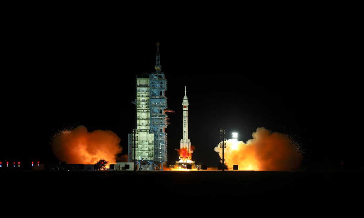 The Shenzhou-21 crewed spaceship, atop a Long March-2F carrier rocket, blasts off from the Jiuquan Satellite Launch Center in Northwest China, October 31, 2025. Photo: Xinhua