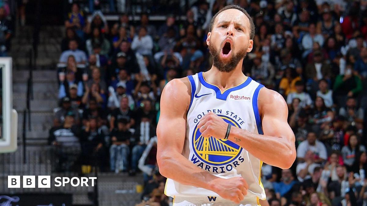 Stephen Curry celebrates