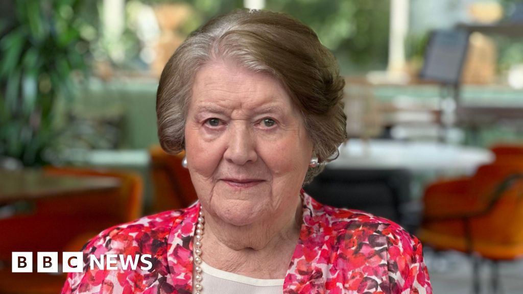 Hundreds attend Patricia Routledge's funeral in Chichester