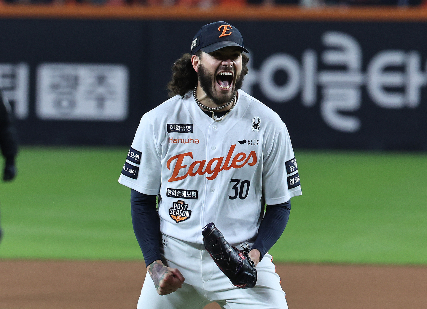 Hanwha Eagles starter Cody Ponce reacts after pitching against the LG Twins during Game 3 of the Korean Series at Daejeon Hanwha Life Ballpark in the central city of Daejeon on Oct. 29. [NEWS1] 