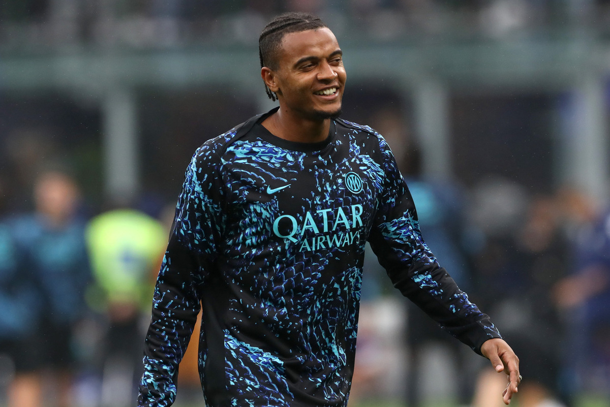 MILAN, ITALY - OCTOBER 04: Manuel Akanji of Internazionale warms up prior to the Serie A match between FC Internazionale and US Cremonese at Giuseppe Meazza Stadium on October 04, 2025 in Milan, Italy. (Photo by Marco Luzzani/Getty Images)