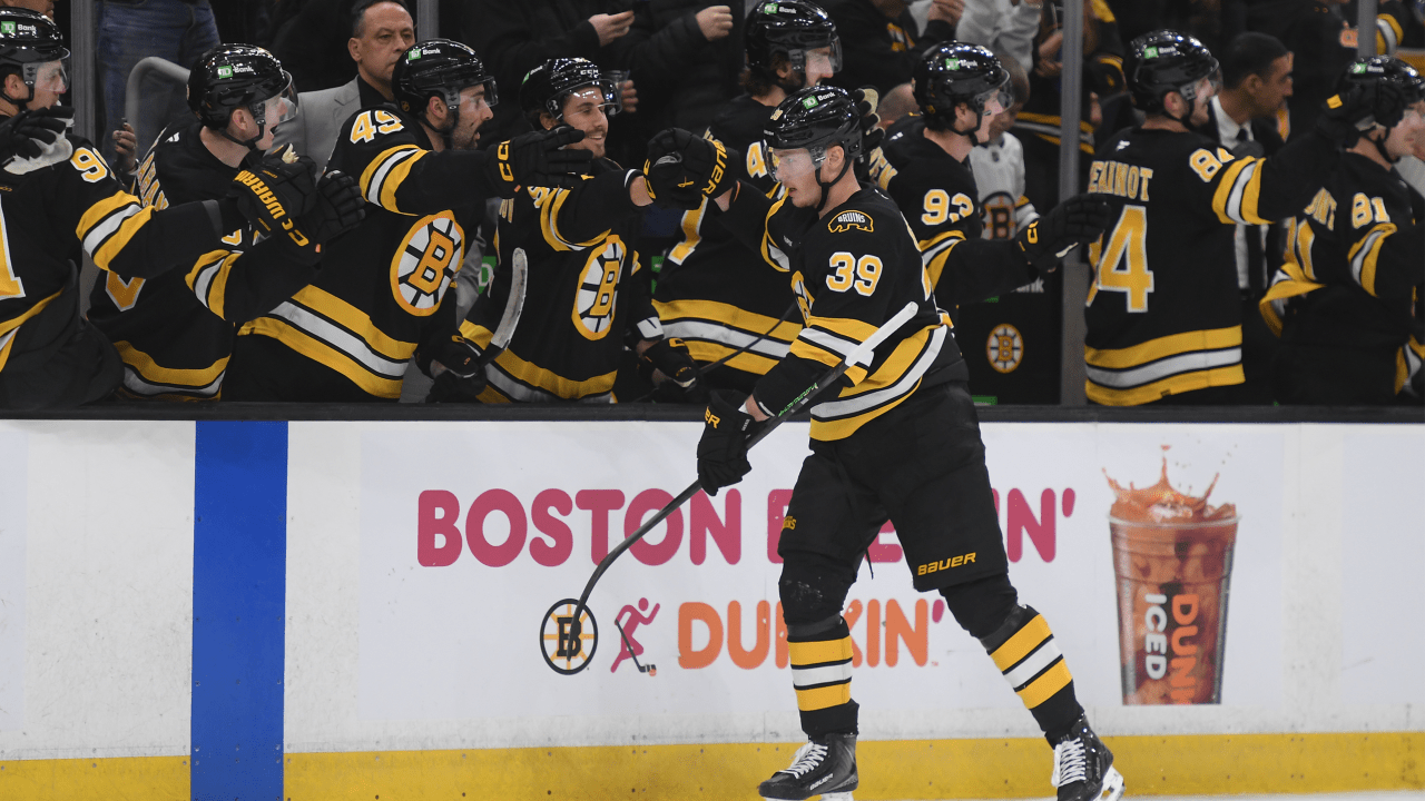 Geekie scores 2 more, Bruins recover for shootout win against Red Wings