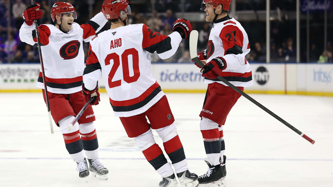 Ehlers rings in first goal with Hurricanes