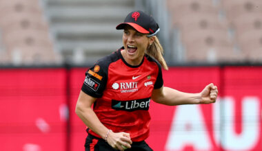 Molineux returns to lead Renegades' derby charge