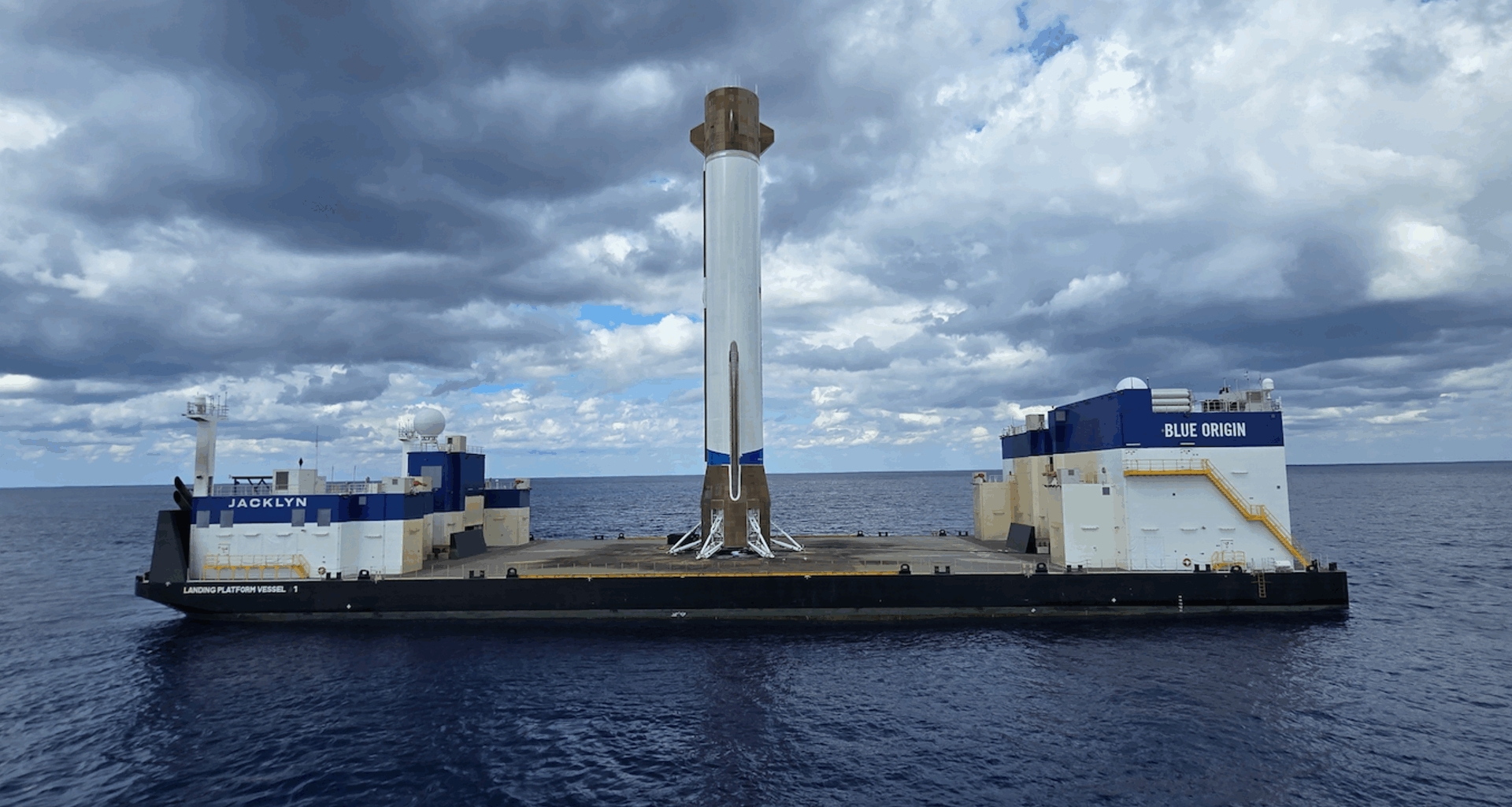 Watch Blue Origin's huge New Glenn rocket ace its epic landing on a ship at sea (video)