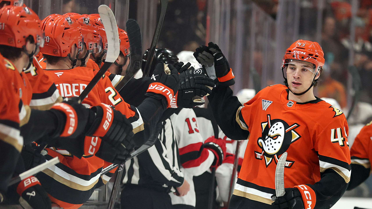 Sennecke roofs game opener | NHL.com