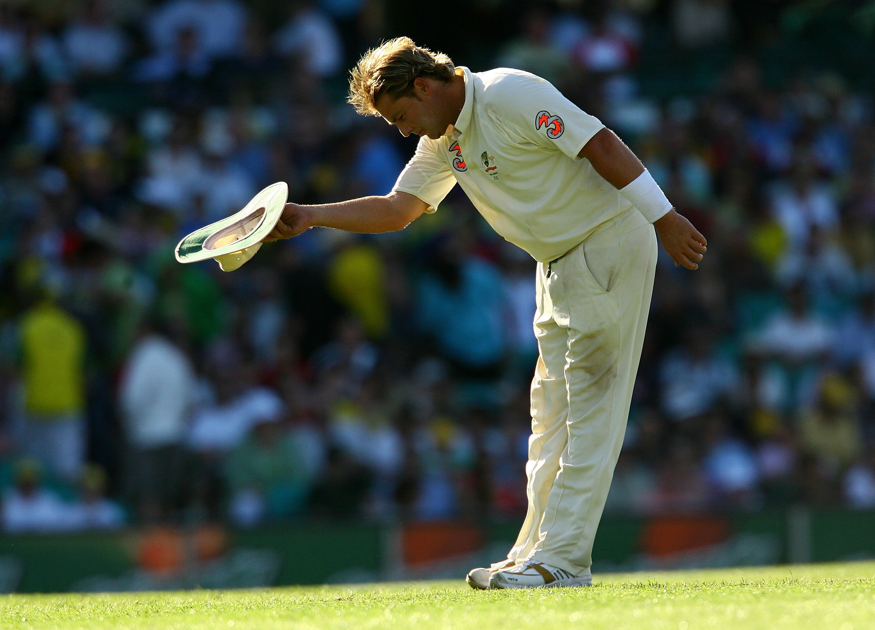 Shane Warne bows to the crowd, holding his hat, during the Fifth Ashes Test Match.