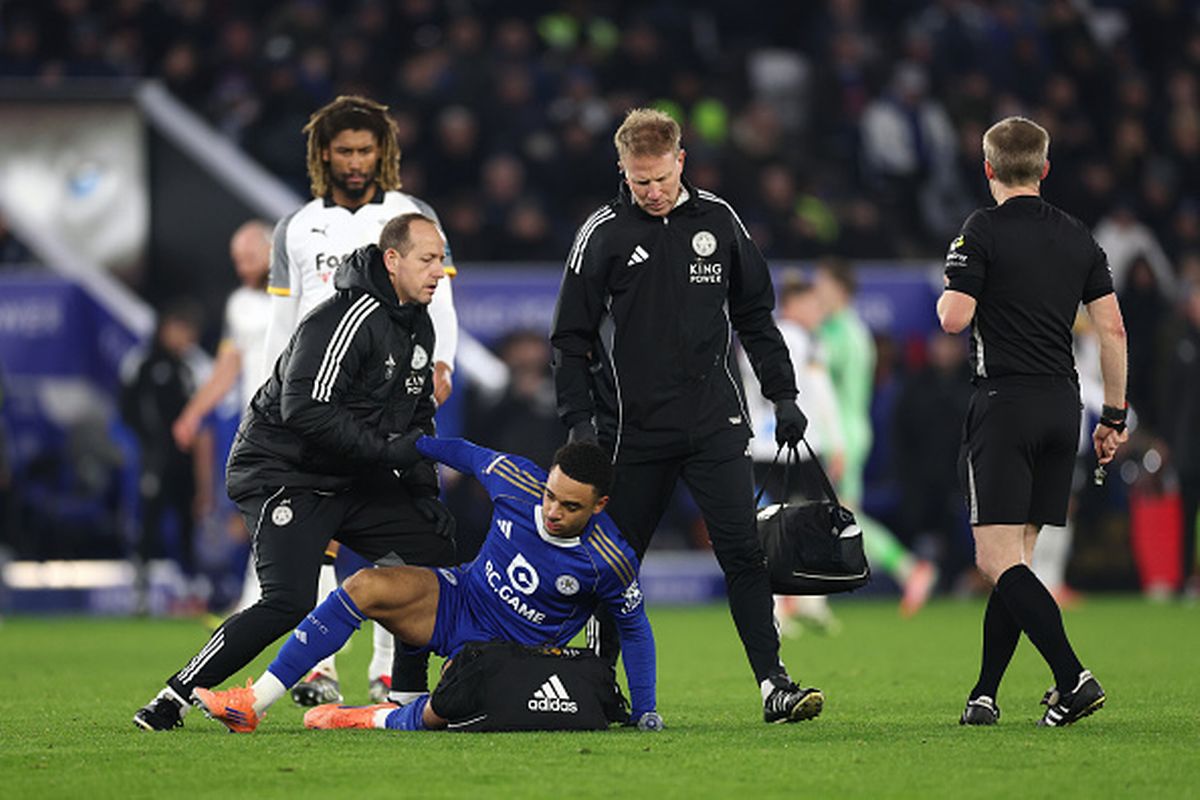 Aaron Ramsey receives treatment