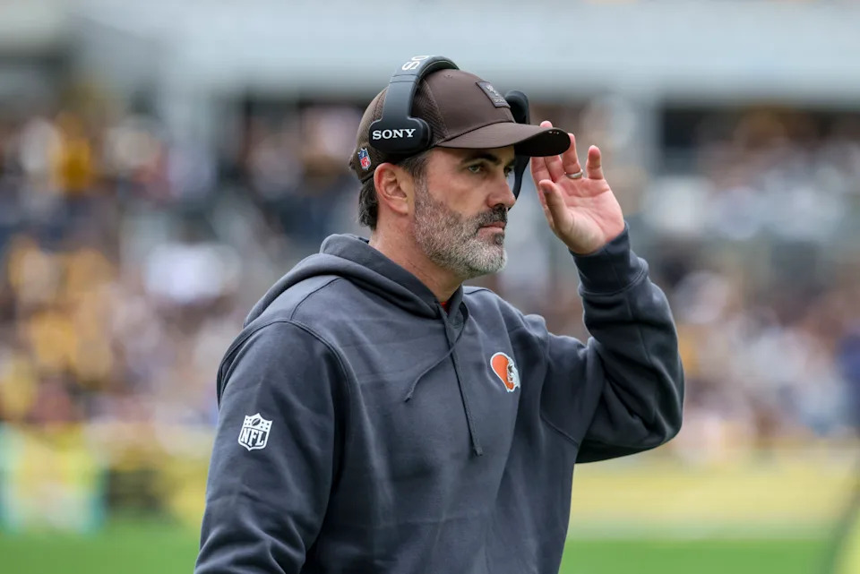 Oct 12, 2025; Pittsburgh, Pennsylvania, USA; Cleveland Browns head coach Kevin Stefanski during the first quarter at Acrisure Stadium. Mandatory Credit: Charles LeClaire-Imagn Images© Charles LeClaire-Imagn Images