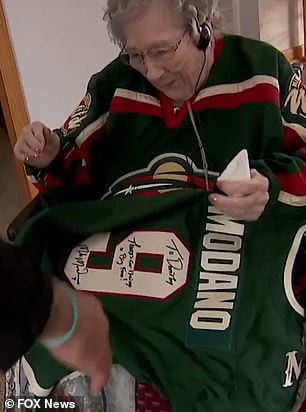 Modano gifting Heckmann a jersey